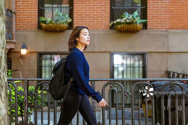 年轻的亚洲学生在纽约西村探索图片素材