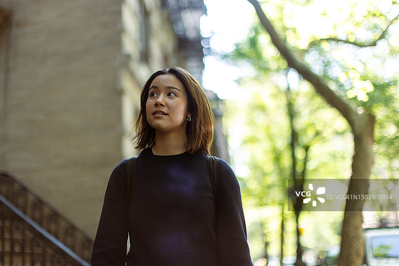 迷人的西村漫步：可爱的亚洲学生拥抱纽约氛围图片素材