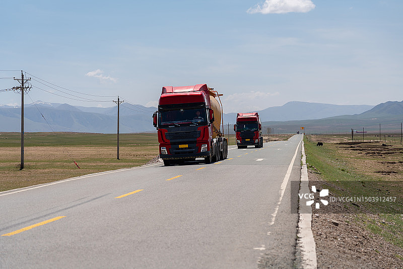 路上的水泥罐车图片素材
