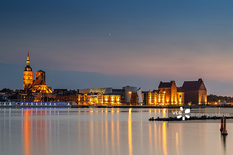 日落时分的施特拉尔松（德国梅克伦堡-前波美拉尼亚州）图片素材