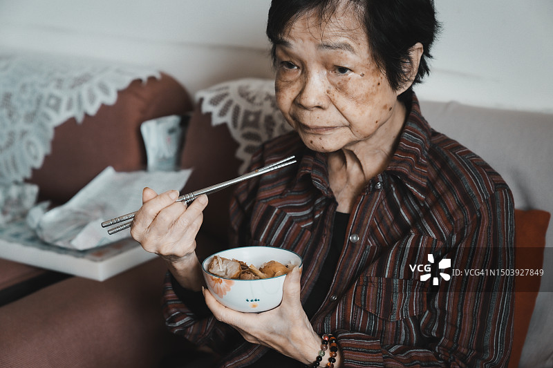 老年人的衰老肖像：居家用餐的日常生活图片素材