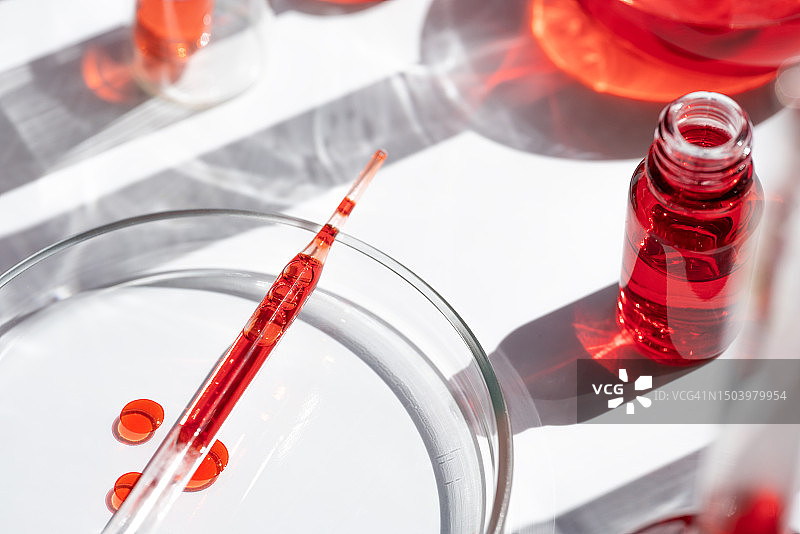 白色背景培养皿中的红色液体图片素材