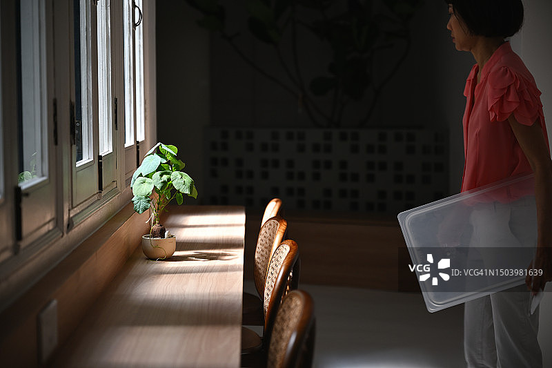 女人在咖啡馆关门后的夜晚图片素材