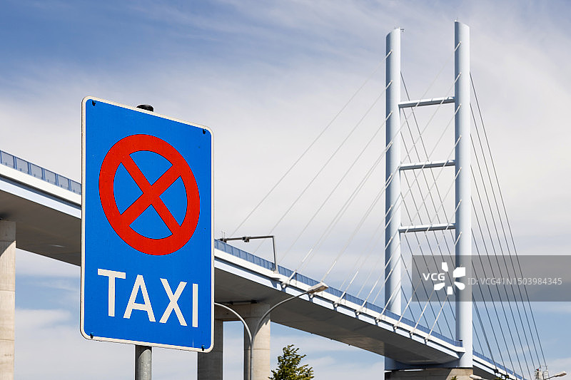 德国梅克伦堡-前波莫瑞吕根桥上的出租车标志图片素材