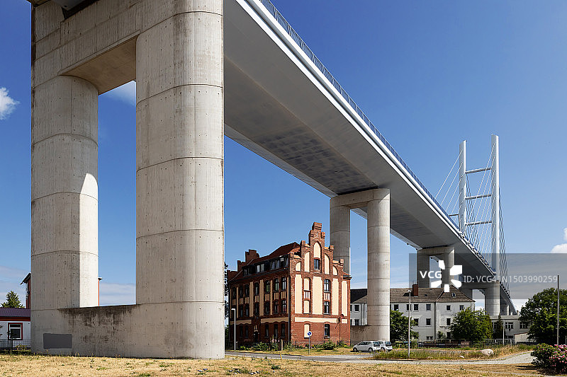 吕根桥位于德国梅克伦堡-前波莫瑞公寓楼之上图片素材