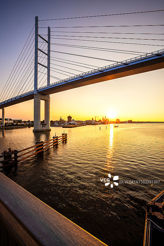 日落时的吕根桥——德国梅克伦堡-前波莫瑞州图片素材