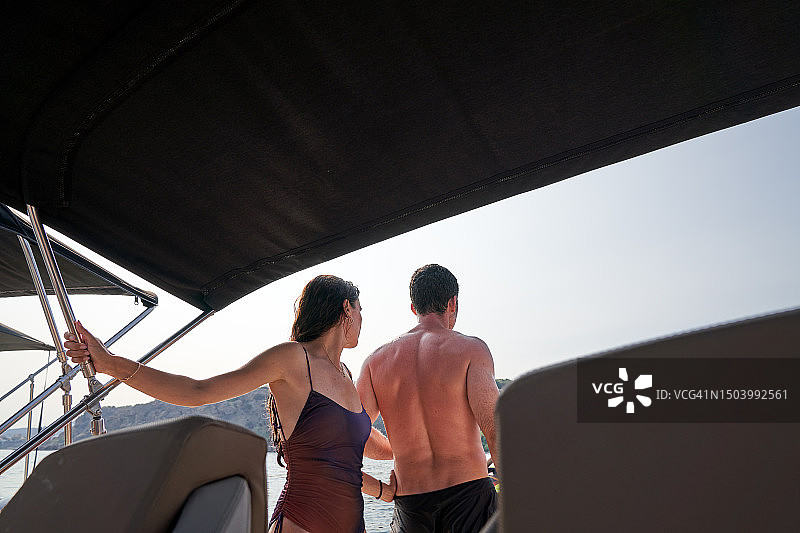 情侣在地中海沿岸乘船游览图片素材