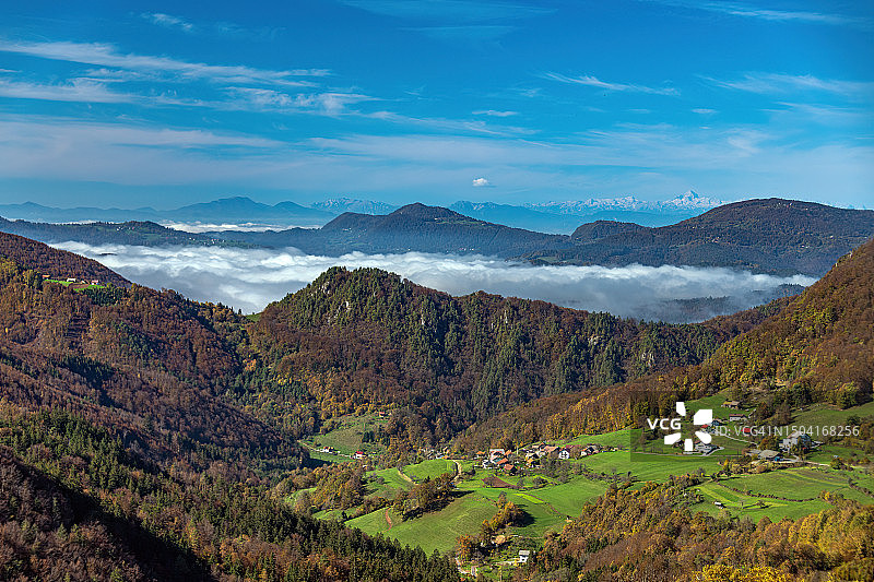 从斯洛文尼亚中部观看特里格拉夫山景色图片素材