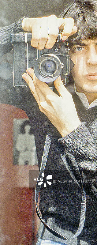 使用马达驱动单反胶片相机的年轻摄影师图片素材