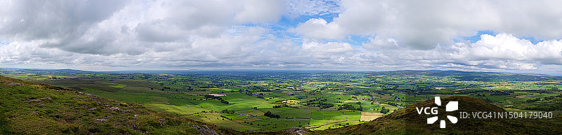 阳光明媚的北爱尔兰夏季乡村图片素材
