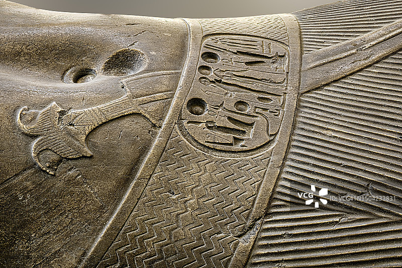 拉美西斯二世巨像的腰带和匕首雕像细节图片素材