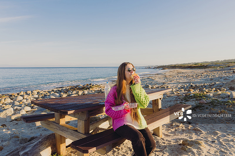 快乐的女人在加利福尼亚州17英里路海滩沉思日出图片素材