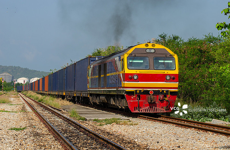 集装箱堆场，大型铁路运输将集装箱运往世界各地港口图片素材