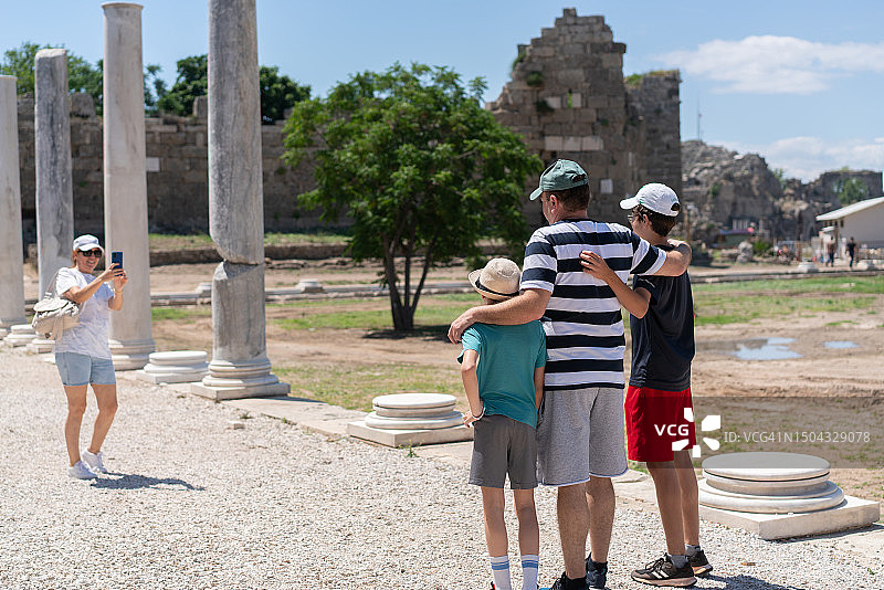 母亲在土耳其锡德古城为父子拍照图片素材