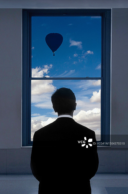 男人正在看窗外图片素材