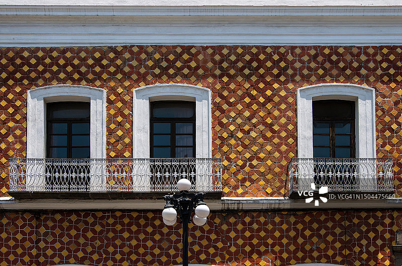 墨西哥普埃布拉州萨拉戈萨普埃布拉的传统波布拉诺瓷砖、砖块和采石场石材殖民建筑外观图片素材