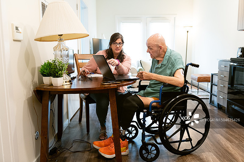 残疾老人与社工交谈图片素材