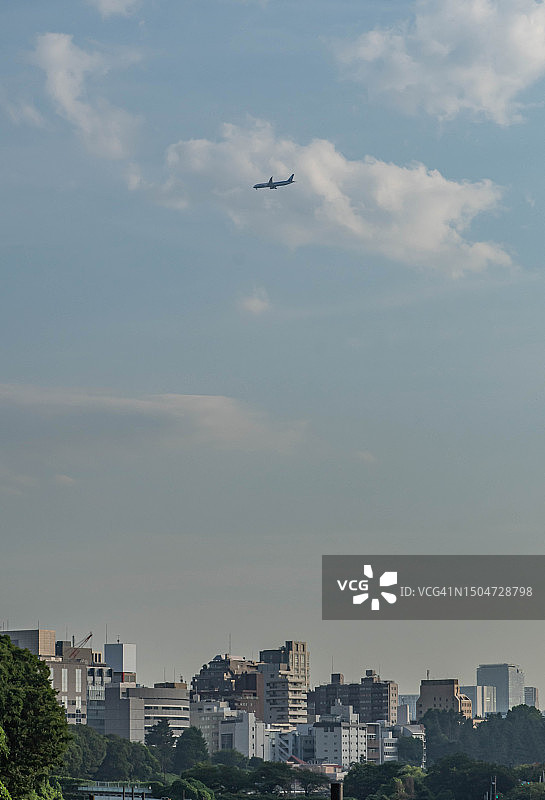 飞越日本东京上空的飞机图片素材