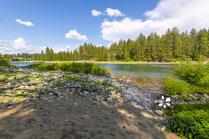 美国爱达荷州后瀑布市麦奎尔公园斯波坎河沿岸的岩石海岸线图片素材