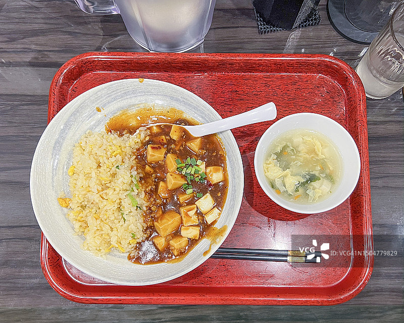 中华炒饭和麻婆豆腐定食图片素材