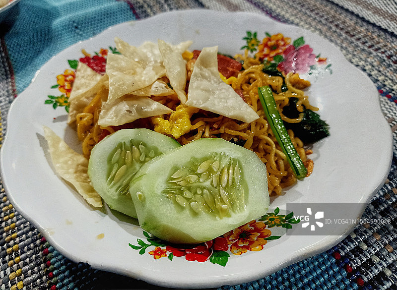 黄瓜片蔬菜炒面图片素材