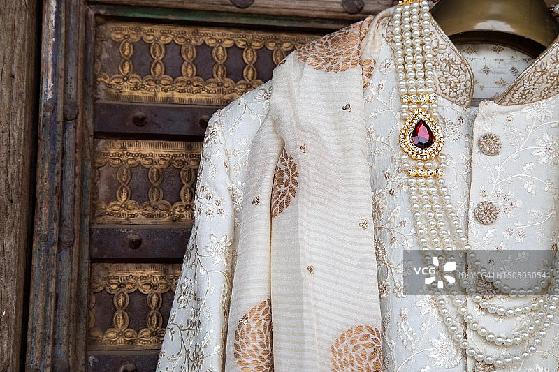 印度婚礼新郎服饰特写与木制背景和珠宝图片素材