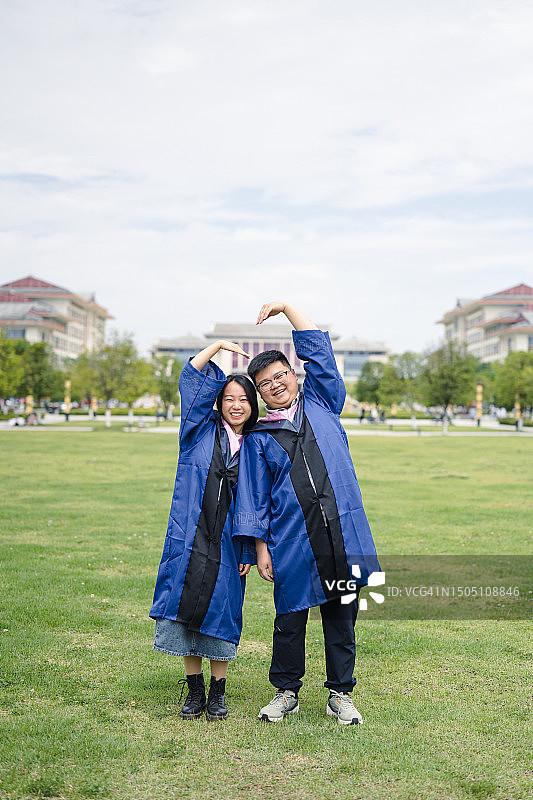 毕业照：情侣用手比心图片素材