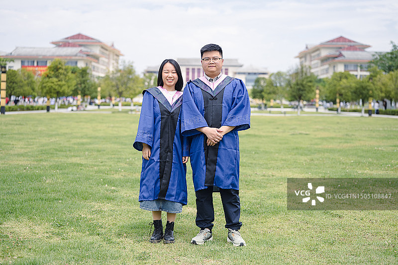 年轻情侣毕业照图片素材