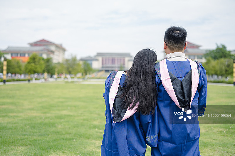 年轻情侣的毕业照背影图片素材