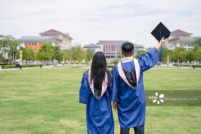 一对情侣的毕业照背影图片素材