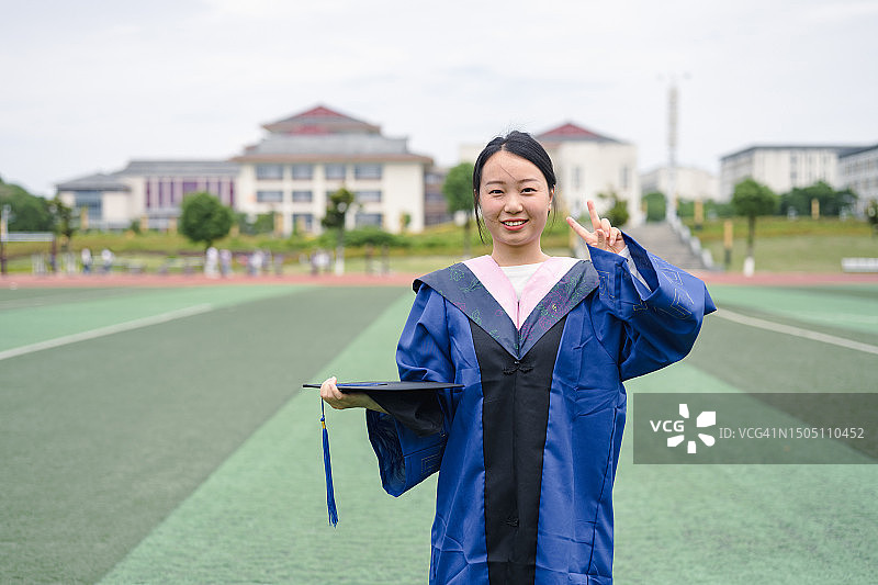 年轻女硕士的肖像图片素材
