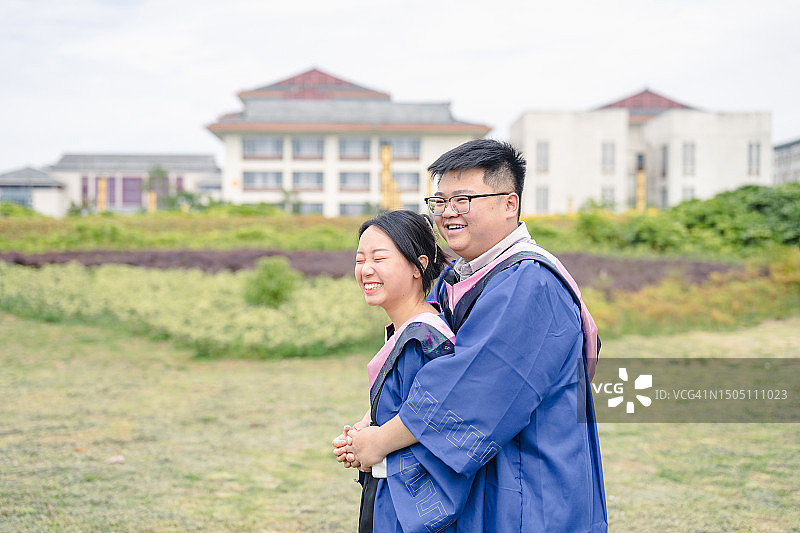 年轻情侣毕业照图片素材