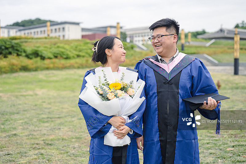 年轻情侣毕业照图片素材