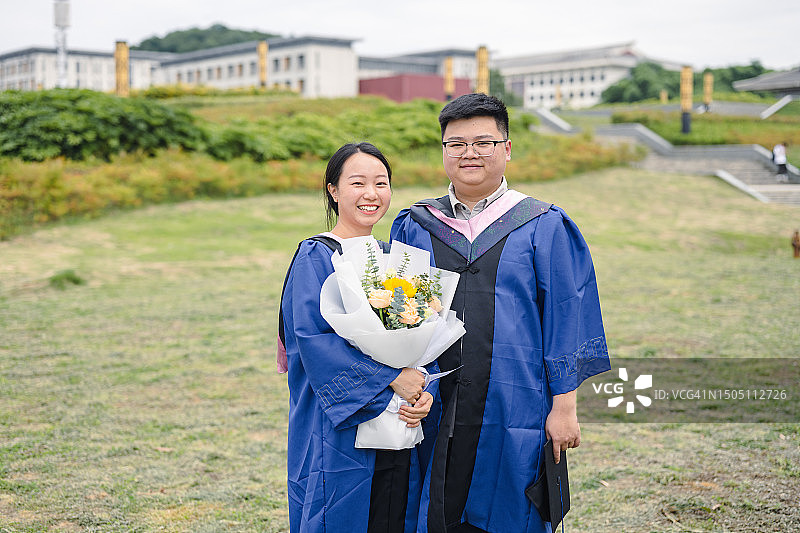 年轻情侣毕业照图片素材