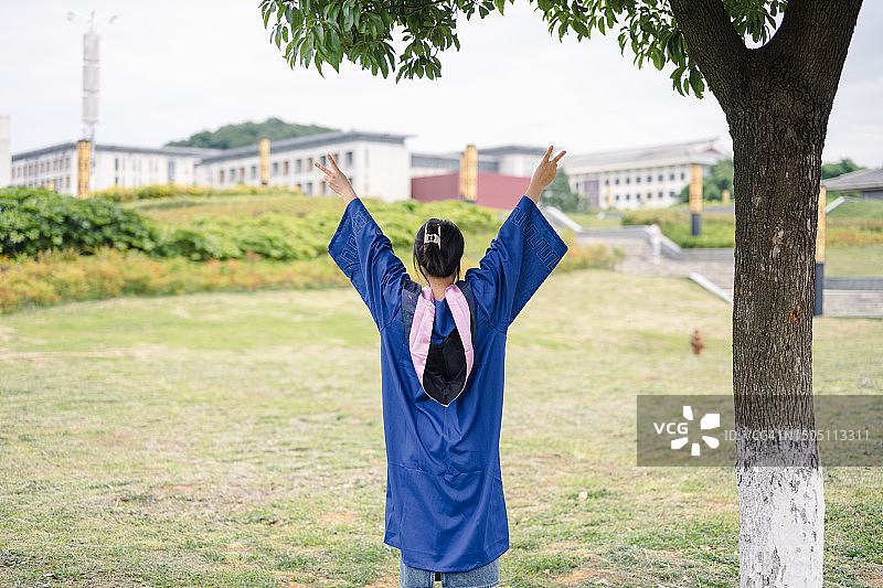 年轻女子毕业照的背面图片素材
