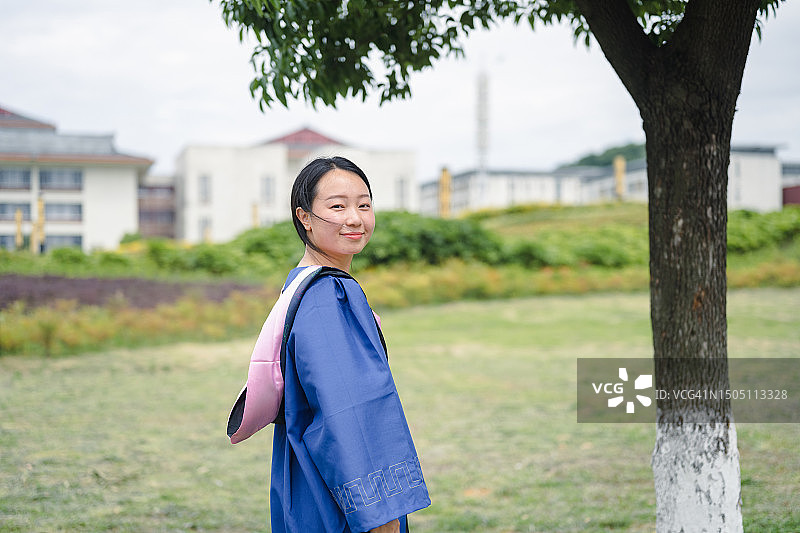 年轻女硕士毕业照图片素材