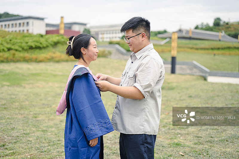 年轻男子祝贺年轻女子硕士毕业图片素材