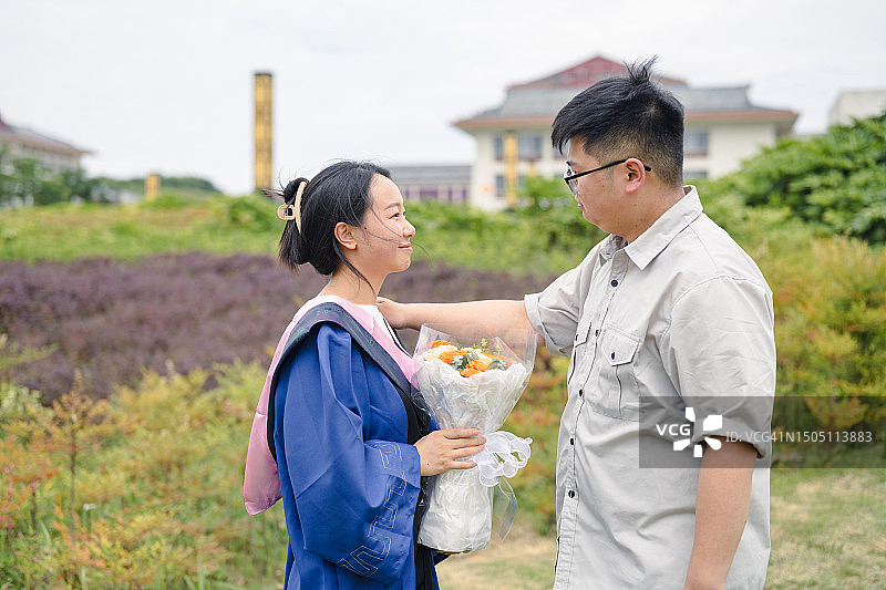 年轻男子祝贺年轻女子硕士毕业图片素材