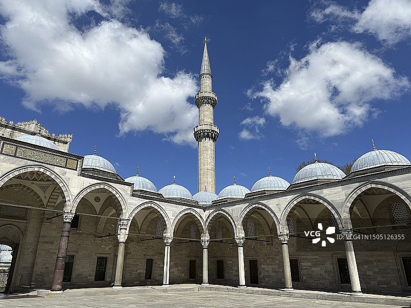 伊斯坦布尔清真寺与蓝天图片素材