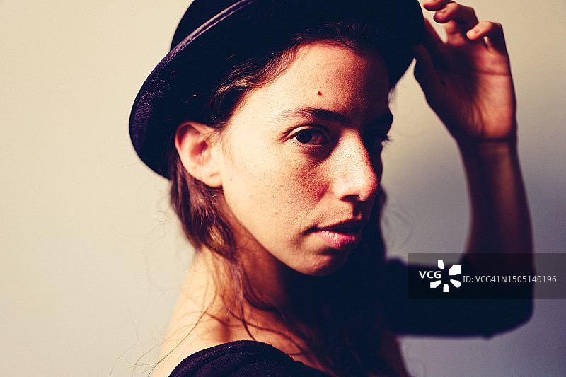 戴帽子的女人图片素材