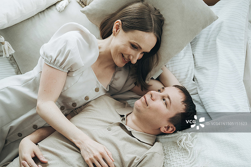 幸福情侣躺在床上图片素材