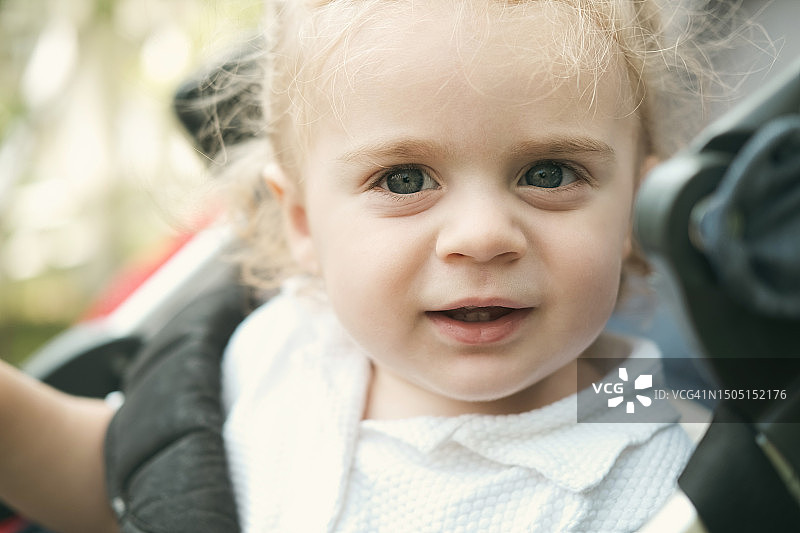 金发小男孩肖像图片素材