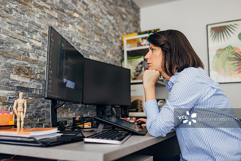 在家办公的女网页设计师图片素材