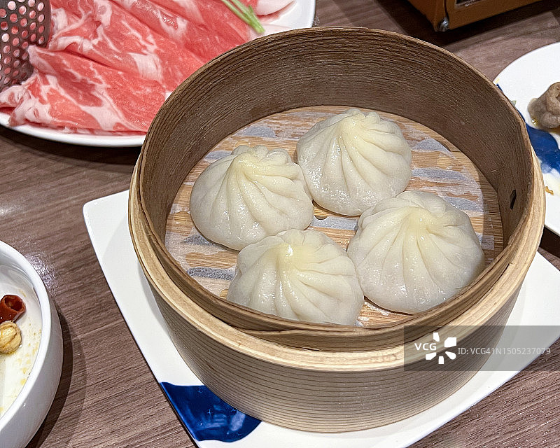 汤汁饱满的小笼包图片素材