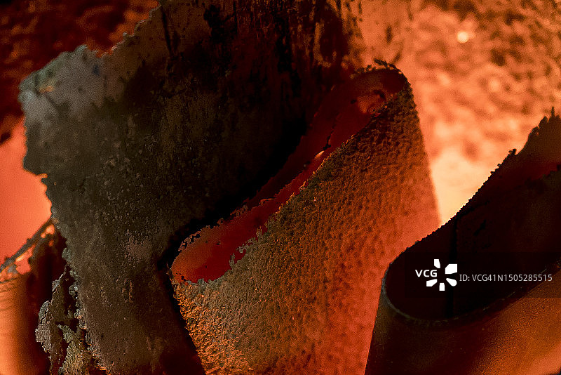 炼油厂中融化的金海绵图片素材