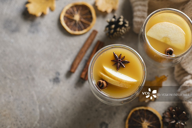 玻璃杯热苹果酒配肉桂棒和茴香，留白图片素材