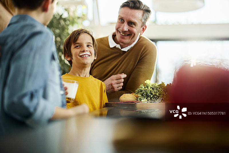 我喝牛奶喝出了胡子！图片素材