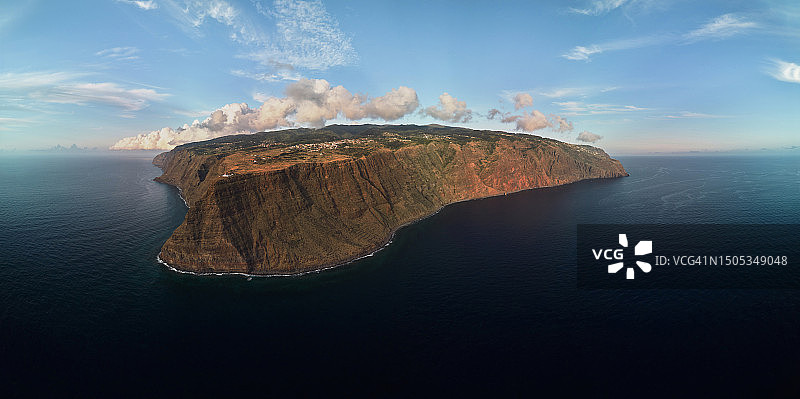 葡萄牙蓬塔杜帕尔戈的无人机视角图片素材
