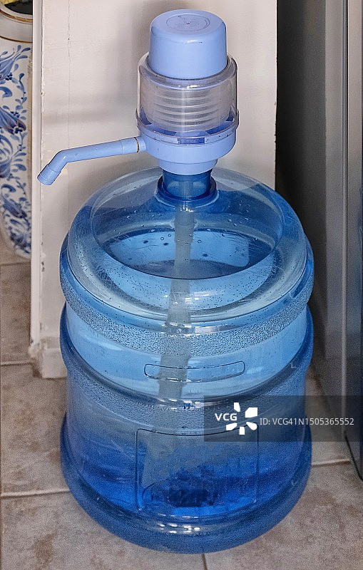 地板上水瓶的高角度视图图片素材