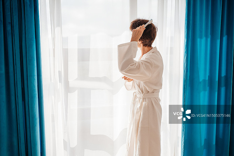 梳头的瘦弱老妇人图片素材